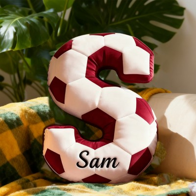 Personalisiertes Kissen in Buchstabenform mit Fußballmotiv und individuellem Namen – das perfekte Weihnachtsgeschenk für Fußballfans