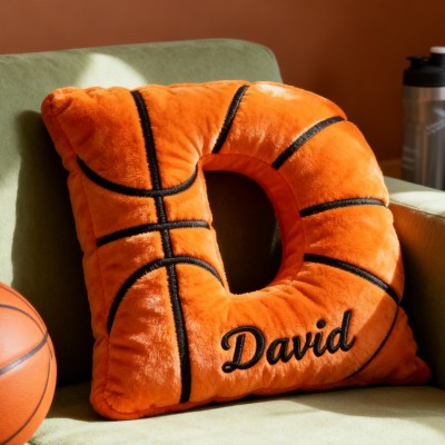 Personalisiertes Kissen in Buchstabenform mit Basketballmotiv und individuellem Namen – das perfekte Weihnachtsgeschenk für Basketballfans!
