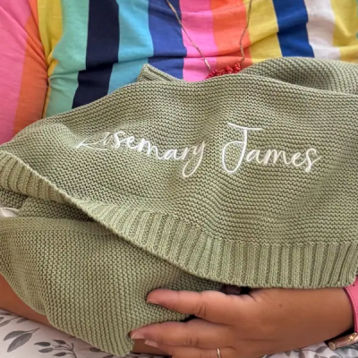 Individuell bestickte Babydecke mit Namen – Einzigartiges Geschenk zur Babyparty – Erinnerungsstück für Kinder – Weihnachtsgeschenk