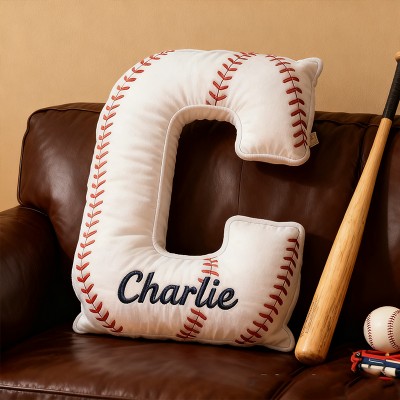 Personalisiertes Kissen in Buchstabenform mit Baseballmotiv und individuellem Namen – das perfekte Weihnachtsgeschenk für Baseballfans!