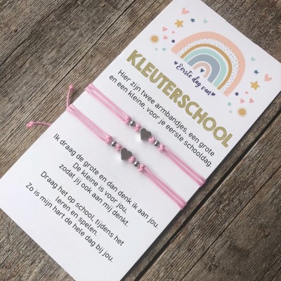 Erster Tag im Kindergarten. Mama und ich. Passende Armbänder. Zurück zur Schule. Armband für Kinder.