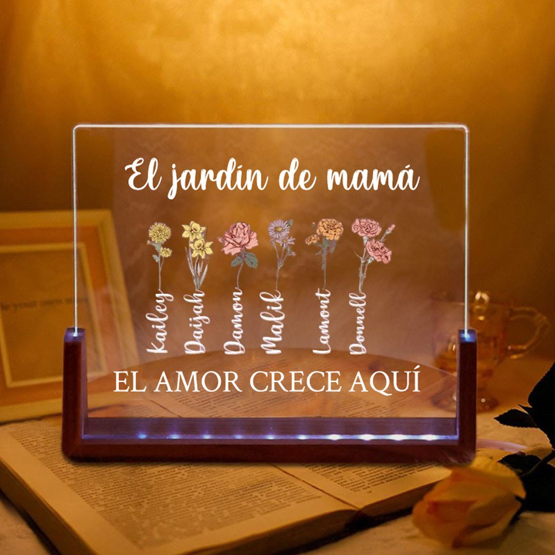 El amor crece aquí en el jardín de mamá. Mes de nacimiento. Luz de noche de madera con flores. Ideas de regalos personalizados para mamá, abuela y el Día de la Madre.