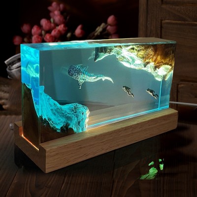 Lámpara Cubo de Resina y Madera con Tiburón Ballena, Luz de Noche Hecha a Mano, Regalo de Cumpleaños