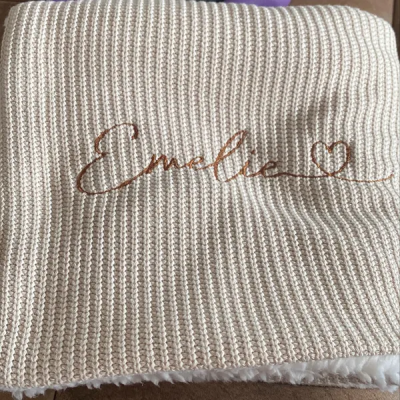 Manta bordada personalizada con el nombre del bebé. Regalo único para baby shower. Recuerdo para niños. Regalo de Navidad.