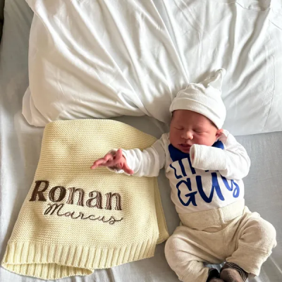 Manta bordada personalizada con nombre de bebé. Regalo único para baby shower. Regalo para recién nacido. Regalo de Navidad.