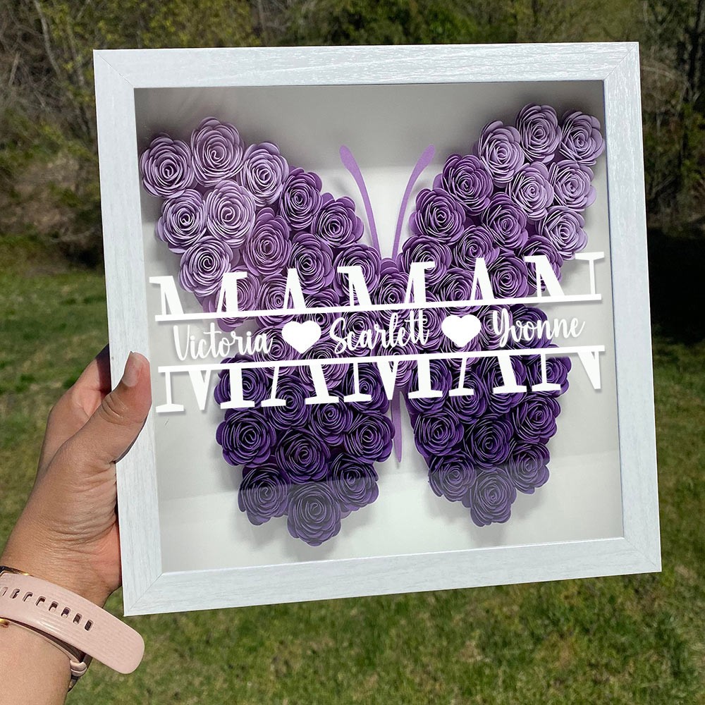 Boîte d'ombre à fleurs monogramme de maman papillon personnalisée avec noms d'enfants, cadeau pour maman grand-mère