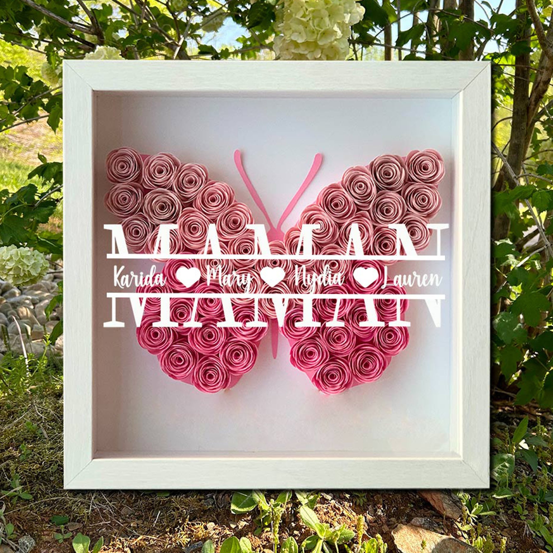 Boîte d'ombre à fleurs monogramme de maman papillon personnalisée avec noms d'enfants, cadeau pour maman grand-mère