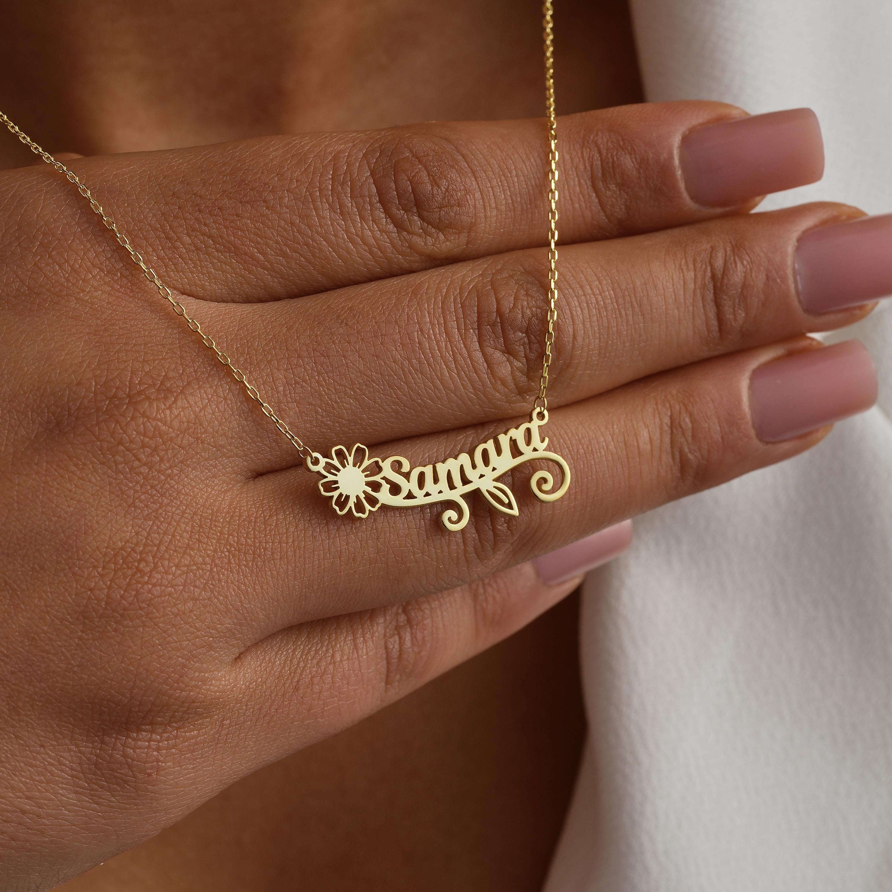 Collier Personnalisé avec Prénom et Motif Floral d'Anniversaire Collier à Offrir à Elle Cadeau d'Anniversaire pour la Fête des Mères