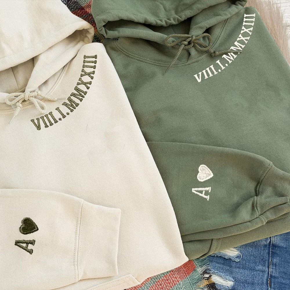 Sweat-shirt à Capuche Appariés pour Couple Brodé Chiffres Romains sur le Col avec Initiale sur la Manche Cadeaux pour Anniversaire Saint-Valentin
