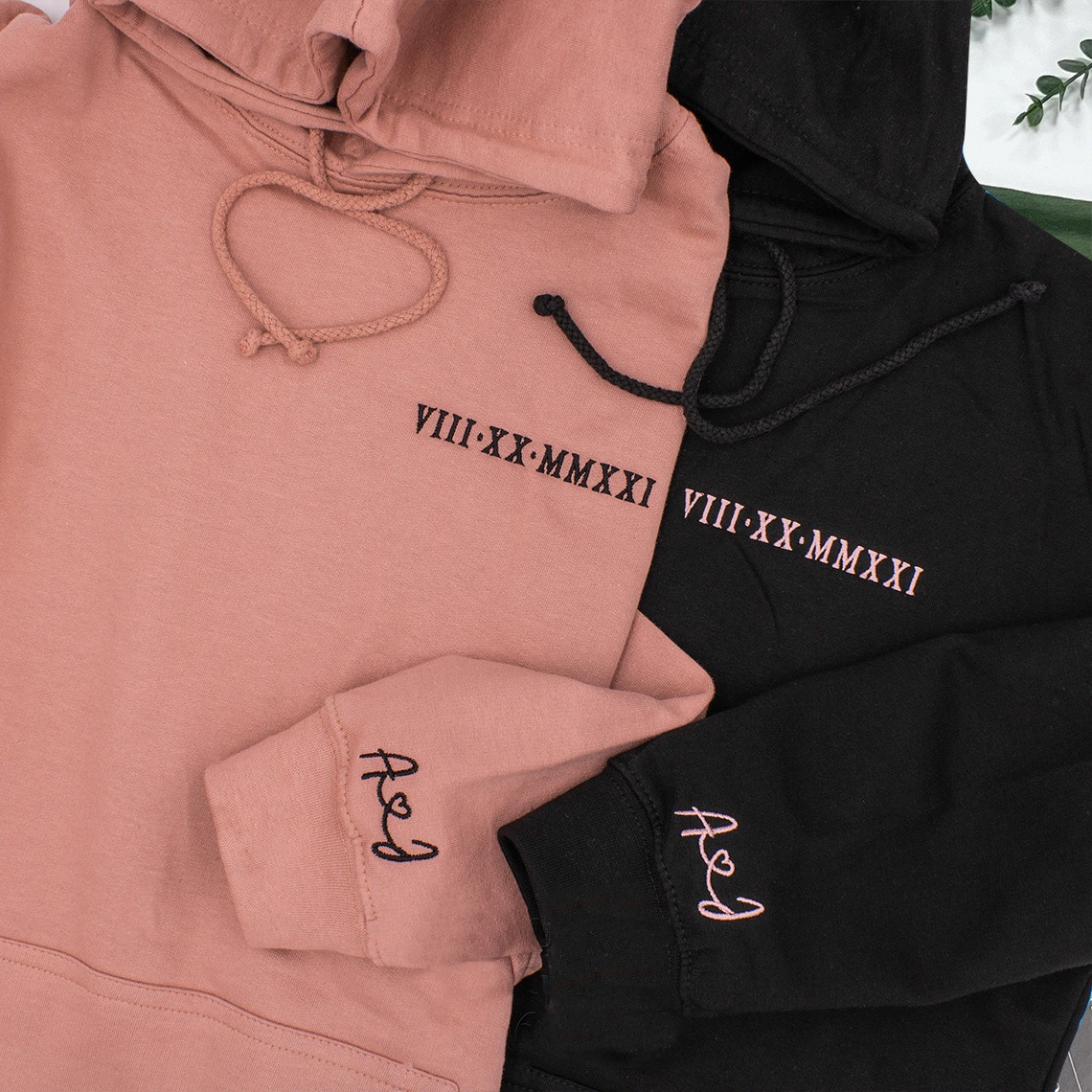 Sweat-shirt à Capuche Couple Personnalisé Apparié Date en Chiffres Romains Brodé avec Initiale sur la Manche Cadeaux pour Anniversaire Saint-Valentin