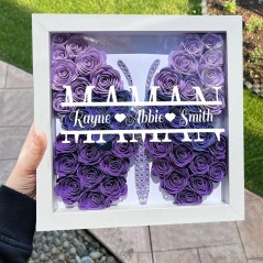 Boîte d'ombre à fleurs monogramme de maman papillon personnalisée avec noms d'enfants, cadeau pour maman grand-mère