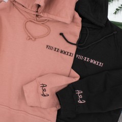 Sweat-shirt à Capuche Couple Personnalisé Apparié Date en Chiffres Romains Brodé avec Initiale sur la Manche Cadeaux pour Anniversaire Saint-Valentin