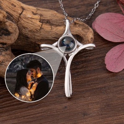 Collier avec pendentif en croix de Mobius personnalisé avec projection photo, cadeau d'anniversaire, cadeau unique pour elle