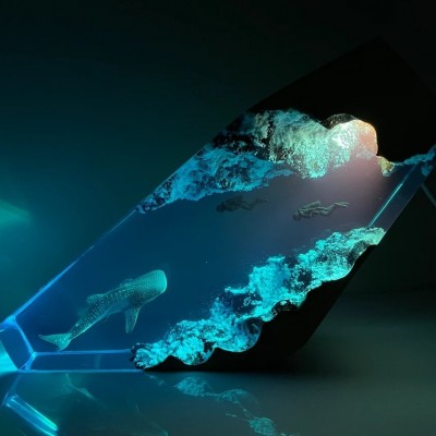 Requin Baleine Et Couple Plongeur Lampe En Bois Résine Bleu Océan Miniature