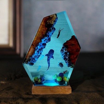 Lampe en bois de résine de requin baleine et de plongeur