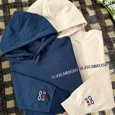 Sweat à capuche personnalisé brodé avec chiffres romains assortis, cadeaux pour couples, cadeau d'anniversaire, cadeaux de Saint-Valentin