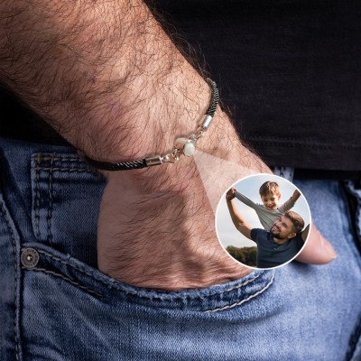 Idées cadeaux pour la fête des pères avec bracelet personnalisé pour homme avec projection photo