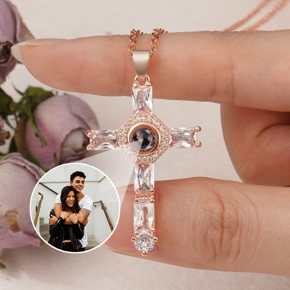 Collana personalizzata con proiezione di pendenti con croce di diamanti con immagine all'interno di regali di coppia, regali di anniversario per lei