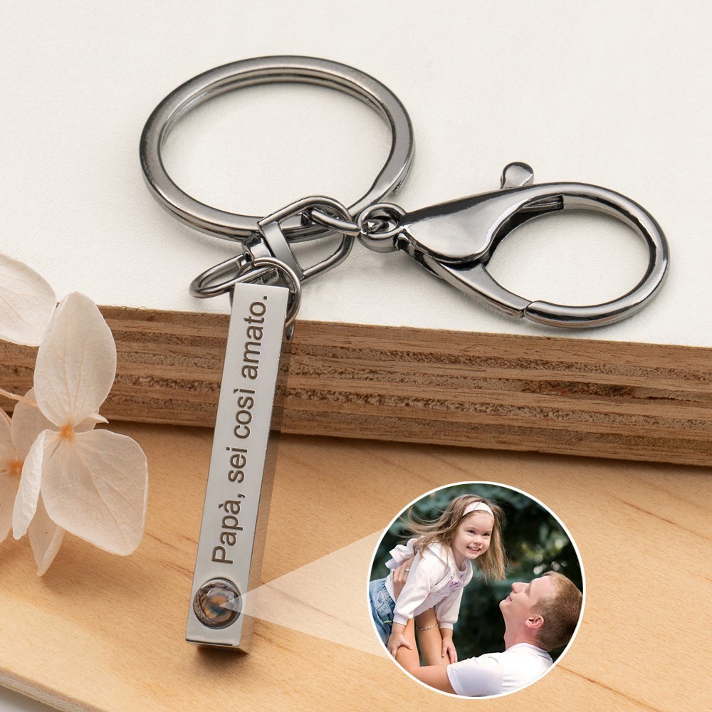 Portachiavi con proiezione di foto su barra personalizzata con nomi incisi. Regalo unico per la festa del papà