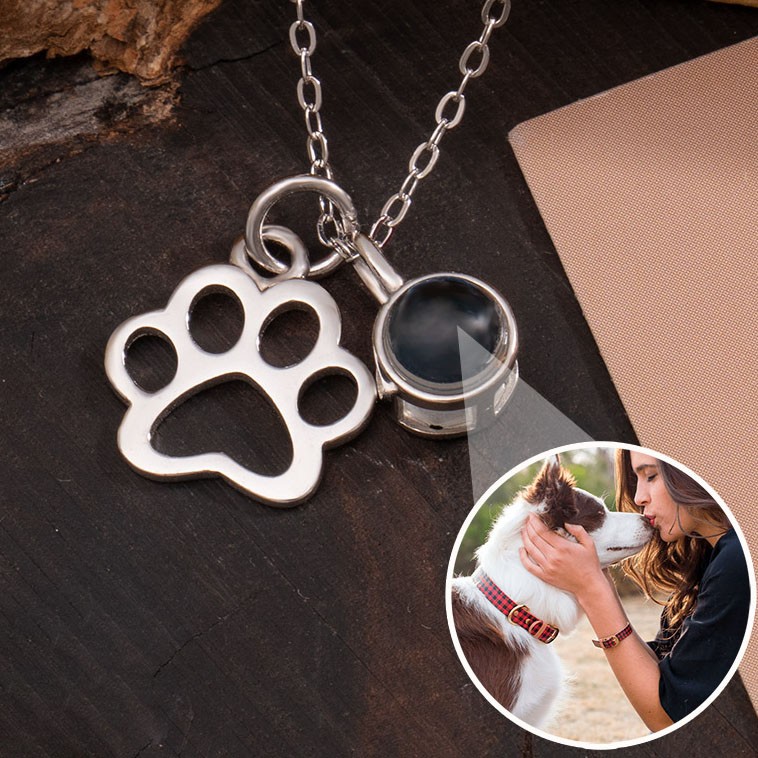 Collana personalizzata per proiezione di foto a forma di zampa di animale domestico con immagine all'interno. Regalo unico per gli amanti degli animali domestici