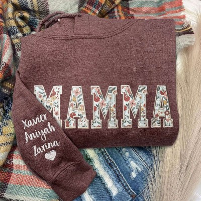 Felpa con cappuccio personalizzata con ricamo "Mamma" e nomi dei bambini sulla manica, regalo ricordo per neomamme, idee regalo uniche per la festa della mamma.