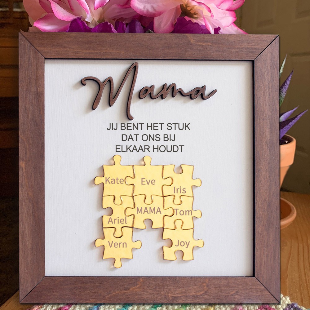 Gepersonaliseerde houten puzzel met de tekst 'Je bent het stukje dat ons bij elkaar houdt', met kindernamen, familiecadeau voor mama en oma, unieke cadeau-ideeën voor Moederdag