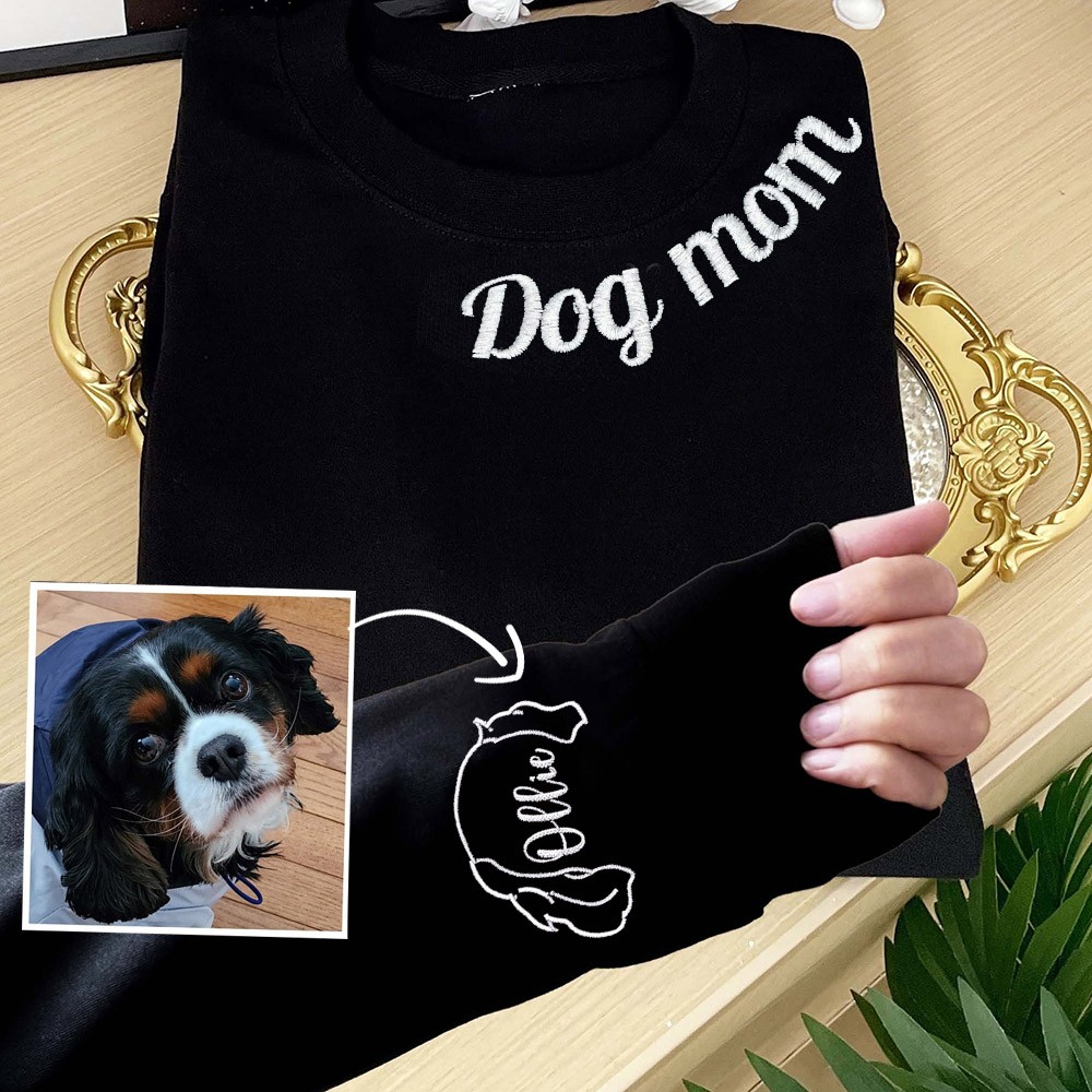 Aangepaste Dog Mom Sweatshirt Hoodie met geborduurde hondenoren en naam op de mouw, perfect cadeau voor dierenliefhebbers