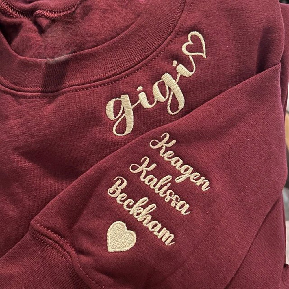 Aangepaste Gigi-halslijn geborduurde sweatshirthoodie met namen van kleinkinderen Familie Moederdag cadeau-ideeën