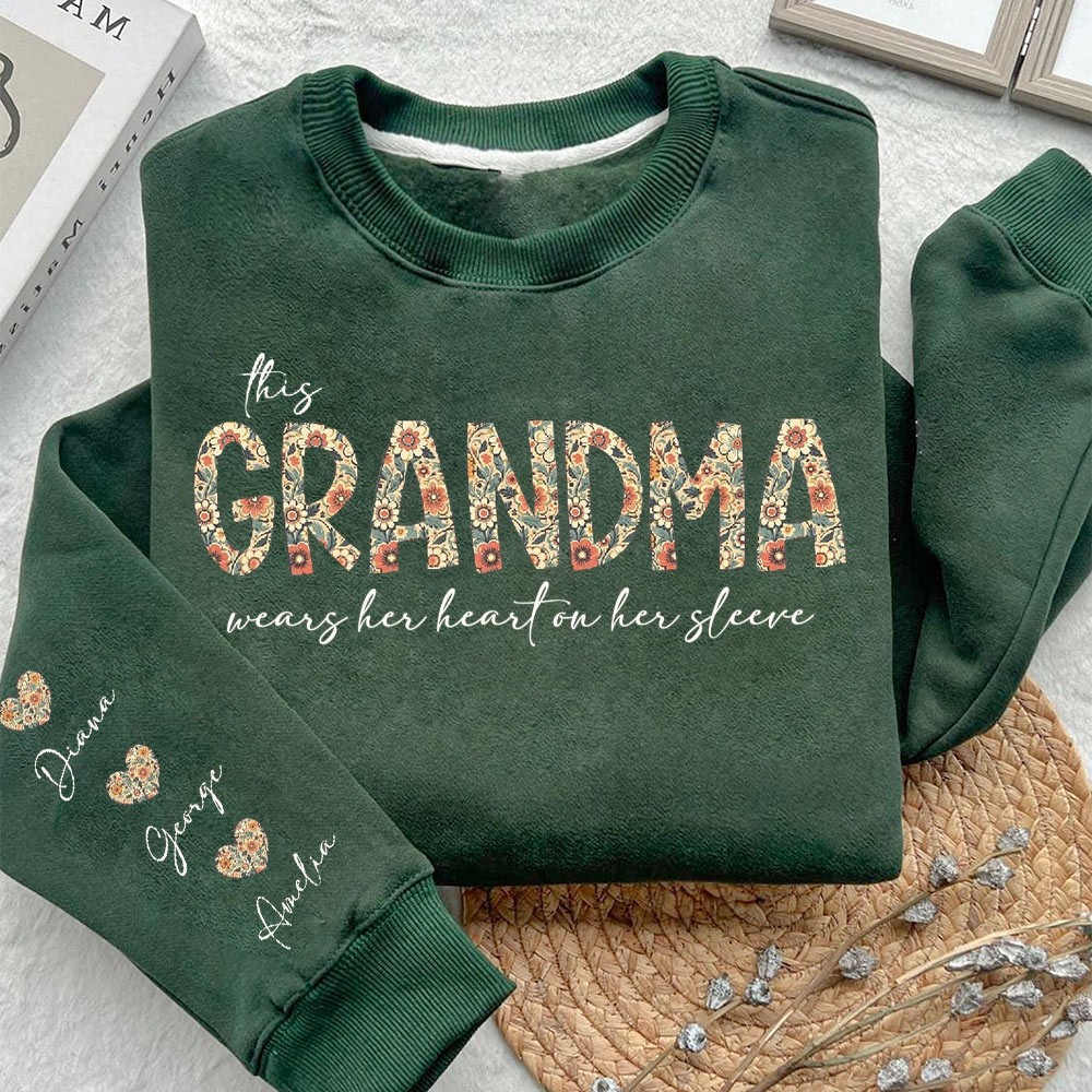 Gepersonaliseerde oma's geborduurde sweatshirt met de namen van de kleinkinderen op de mouw, kerstcadeaus