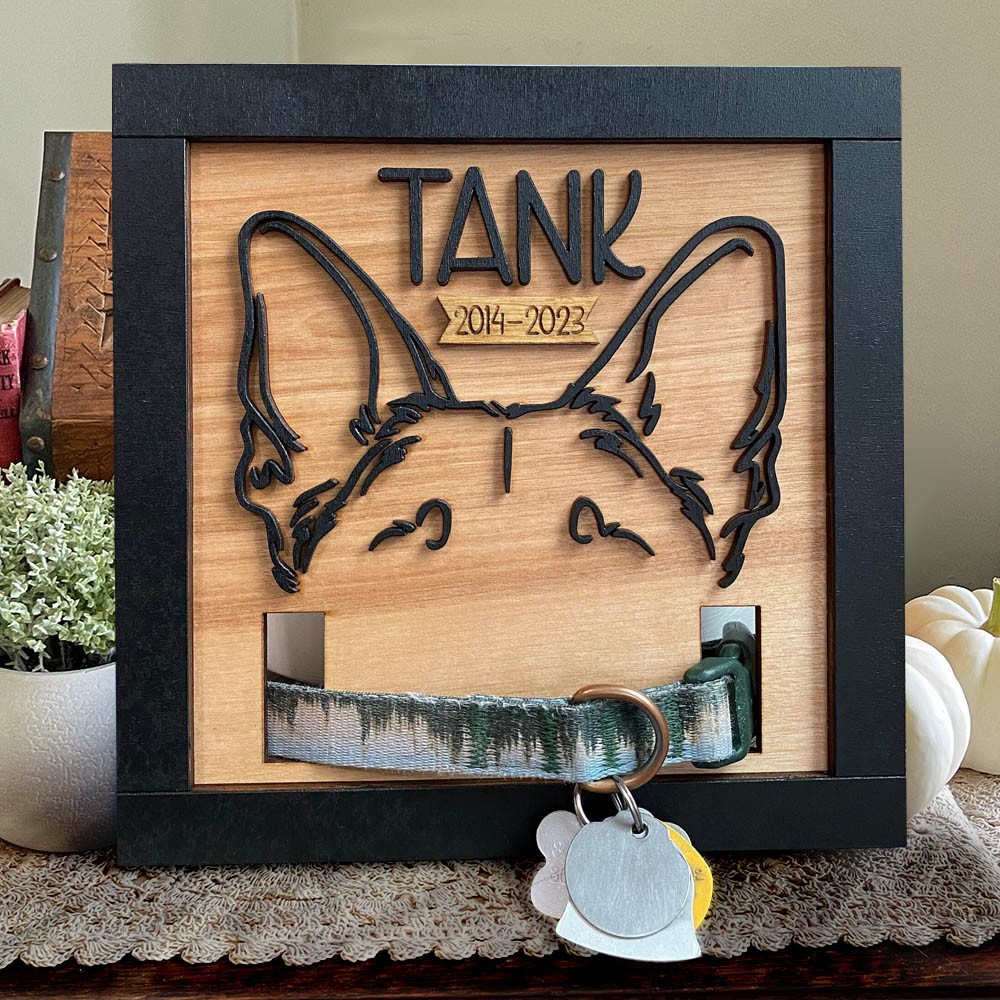 Gepersonaliseerd houten frame met hondenoorcontour en halsbandhouder als gedenkwaardig cadeau voor dierenliefhebbers