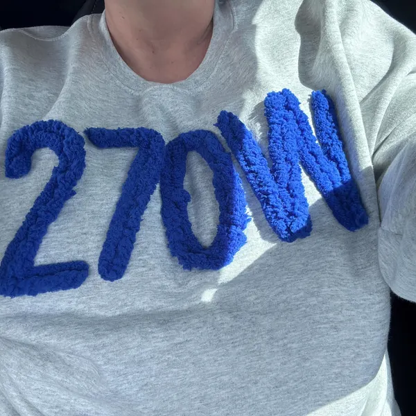 Gepersonaliseerd geborduurd sportteam sweatshirt met Game Day pluizige letter - Uniek cadeau voor Game Day