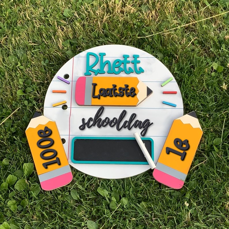 Aangepast handgeschreven leeg krijtbord met de naam van de kinderen, laatste schooldagbord, aandenken aan het nieuwe schooljaar