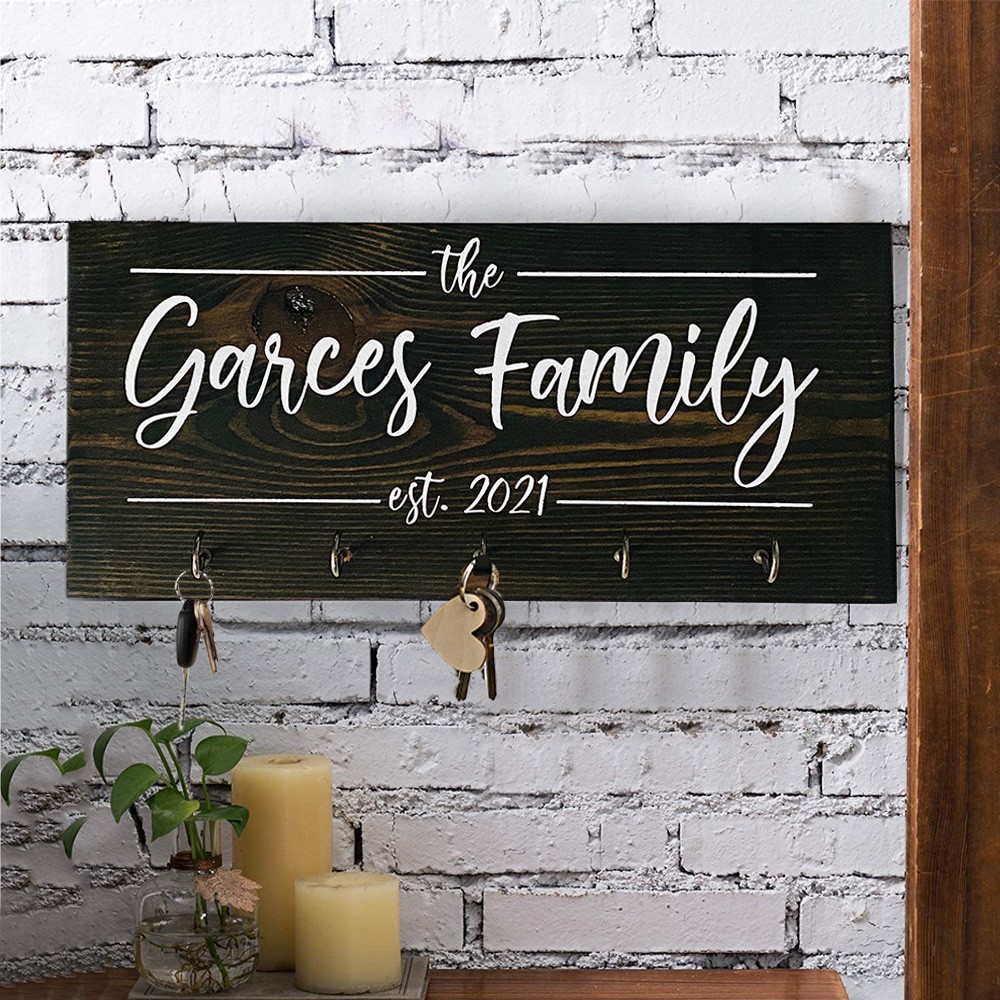 Aangepaste gegraveerde familienaam houten sleutelhanger met haken voor aan de muur Housewarming cadeau voor koppel Huwelijkscadeau