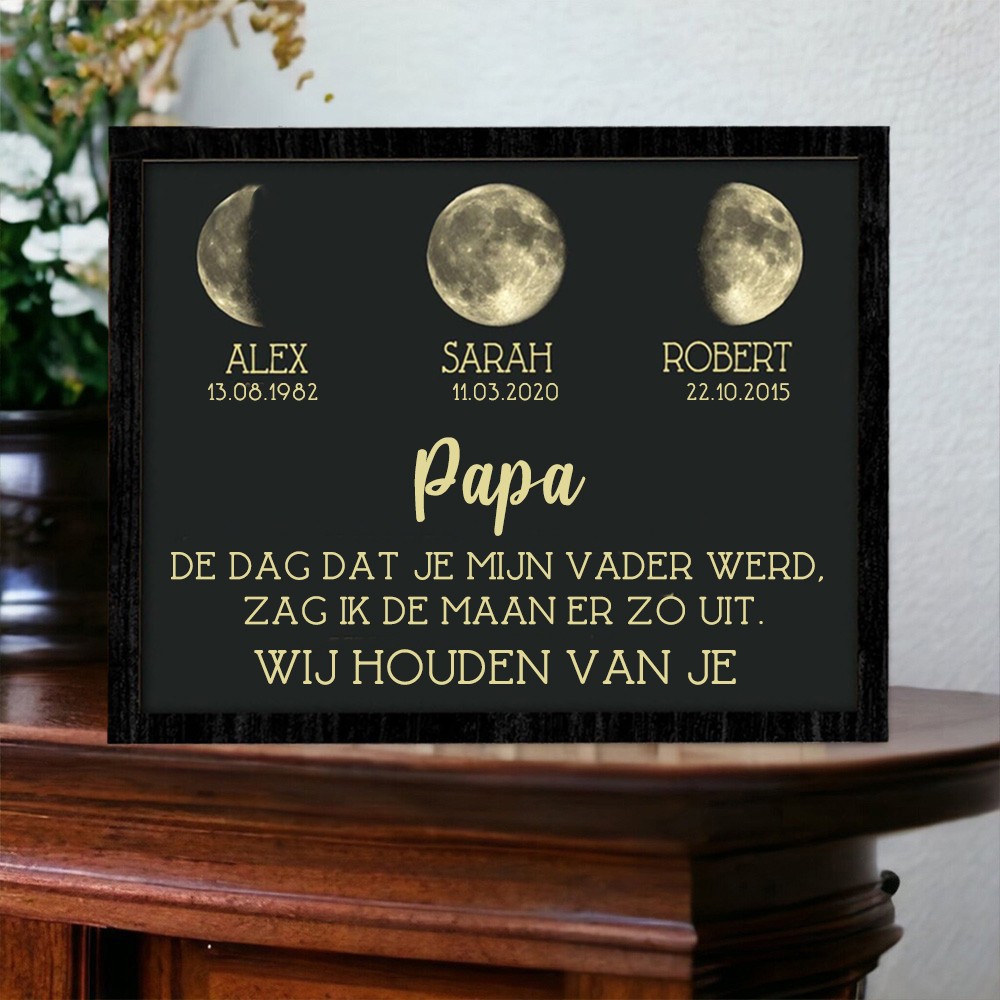Gepersonaliseerde kunstprint van een houten familiebord met maanfasen en namen voor de kinderen. Unieke familiecadeaus voor vader en opa. Ideeën voor Vaderdagcadeaus.