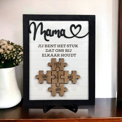 Gepersonaliseerde houten puzzelstukjes met namen die ons bij elkaar houden. Familie cadeau voor moeder en oma. Uniek Moederdag cadeau.