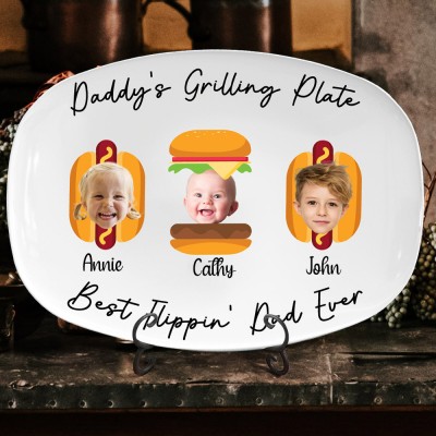 Aangepaste kunstprint Burger en hotdog Papa's grillplaat met kindernamen Beste cadeau-ideeën voor Vaderdag