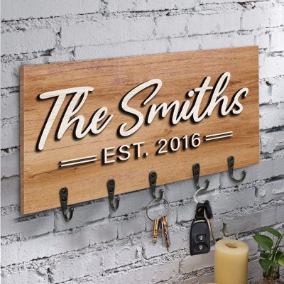 Aangepaste familienaam gegraveerde houten sleutelhanger met haken Nieuw huis cadeau voor koppels Housewarming cadeau